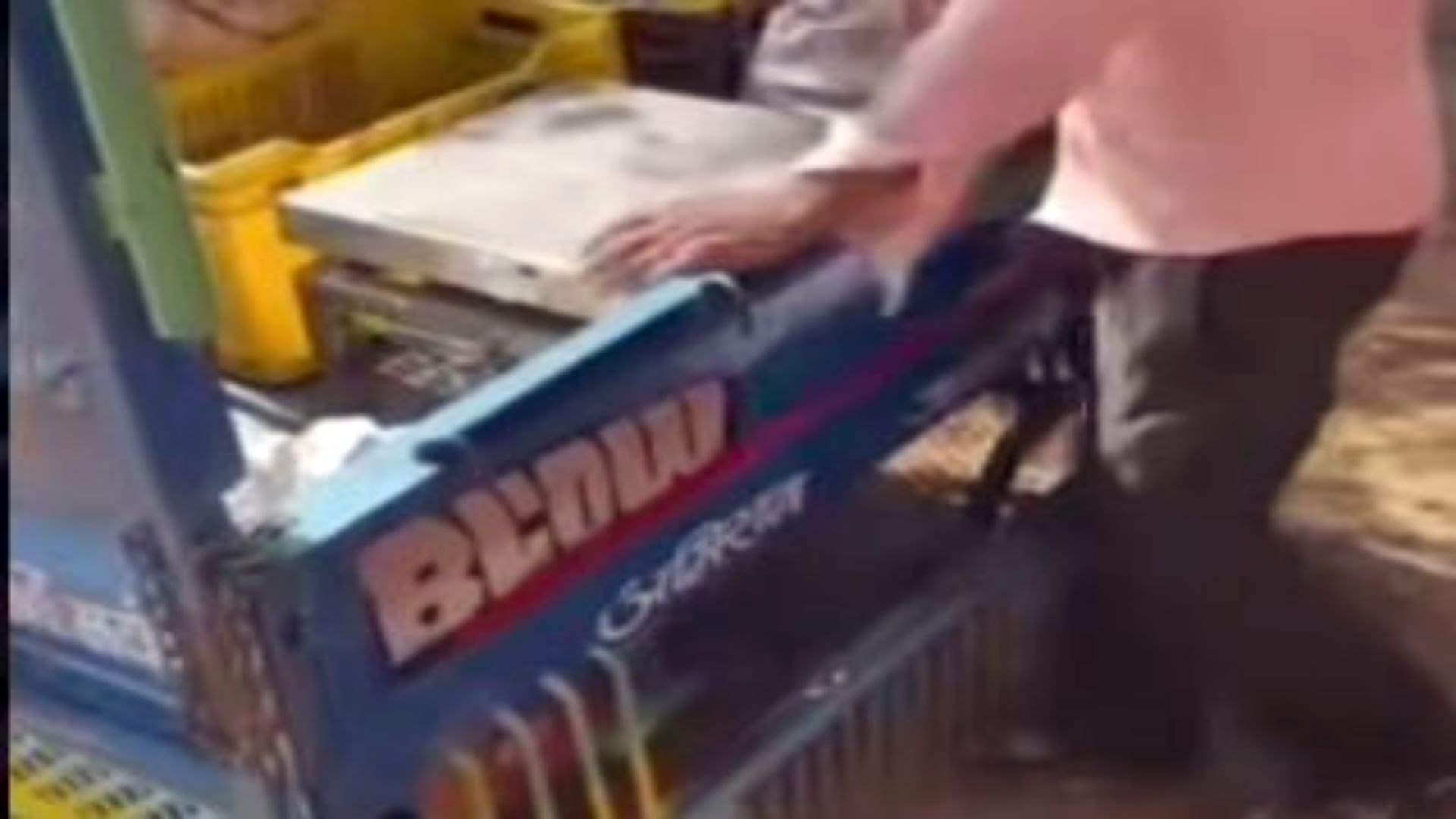 सरकारी स्कूल की किताबें कबाड़ में बेचीं