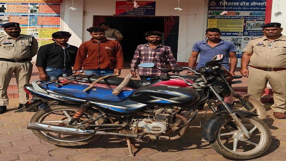 पुलिस की गिरफ्त में आरोपी