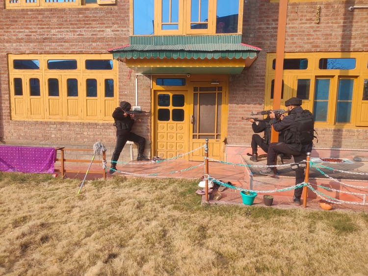 Jammu Kashmir: अनंतनाग में आधी रात पुलिस का छापा, हरियाणा की डॉक्टर प्रियंका जांच के दायरे में, मोबाइल जब्त