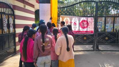 परीक्षा देने जाती छात्राएं