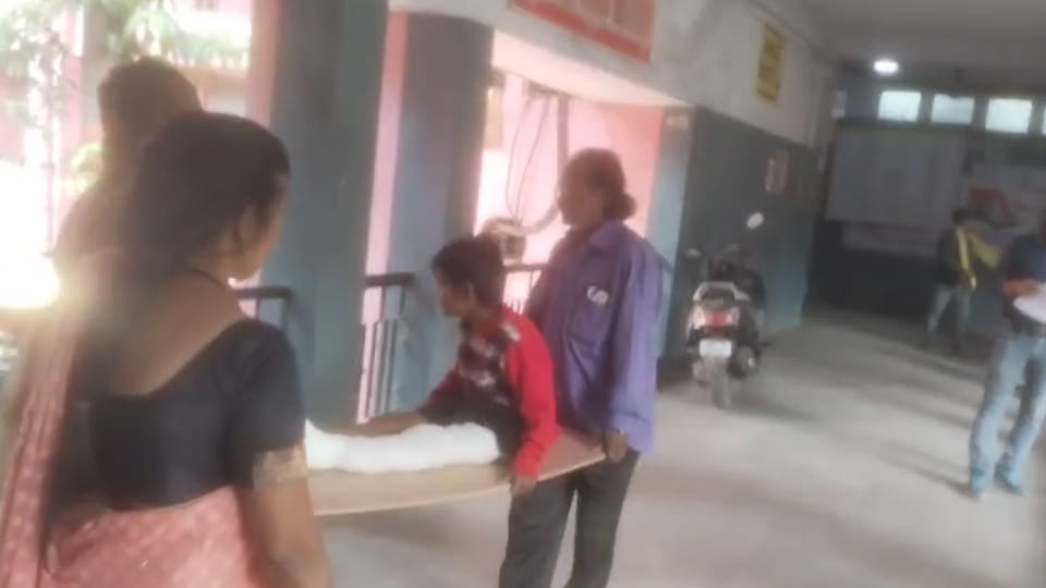 Fatehpur: Unable to find a stretcher, family members carried a child on a plank