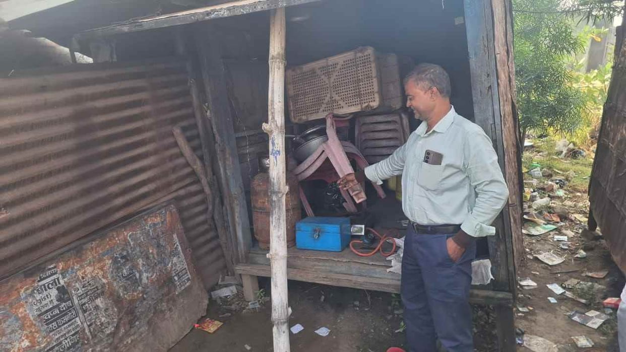 theft at three places near Ramanujganj bus stand in one night during police patrolling