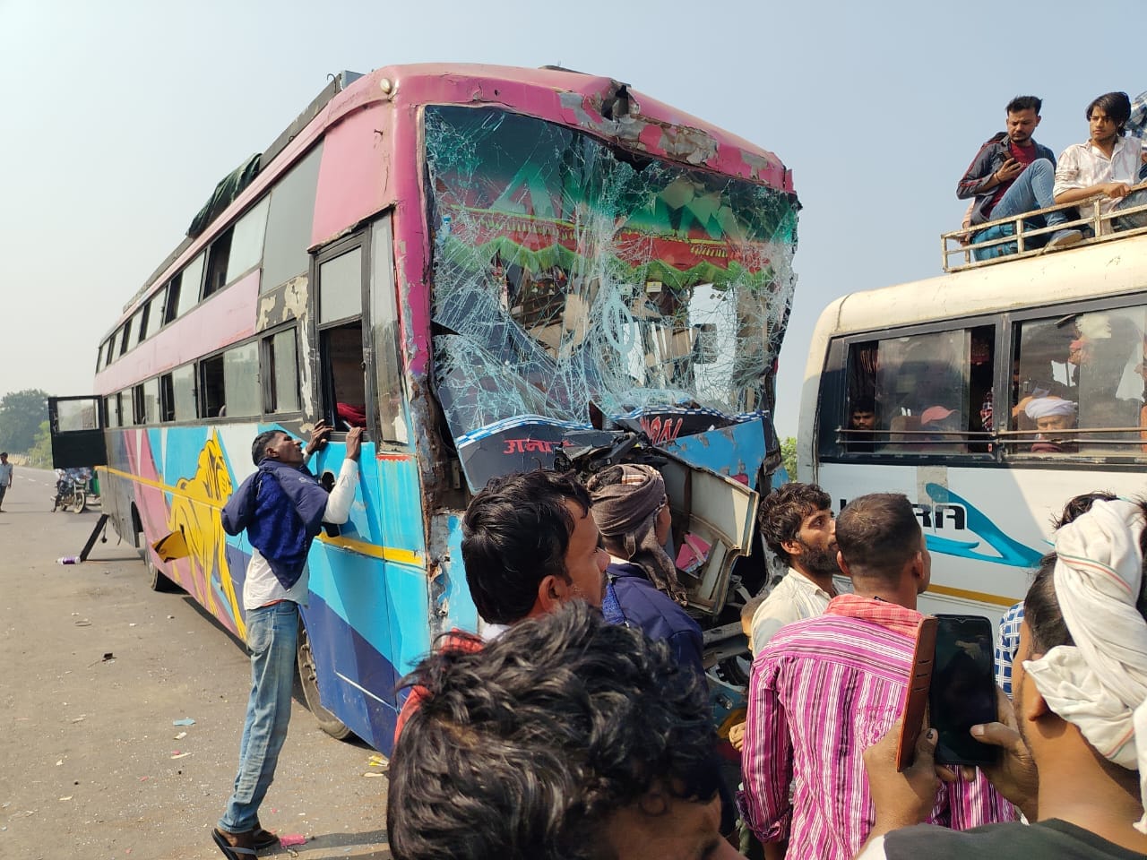 सड़क हादसे के दौरान घटना स्थल पर खड़े लोग।