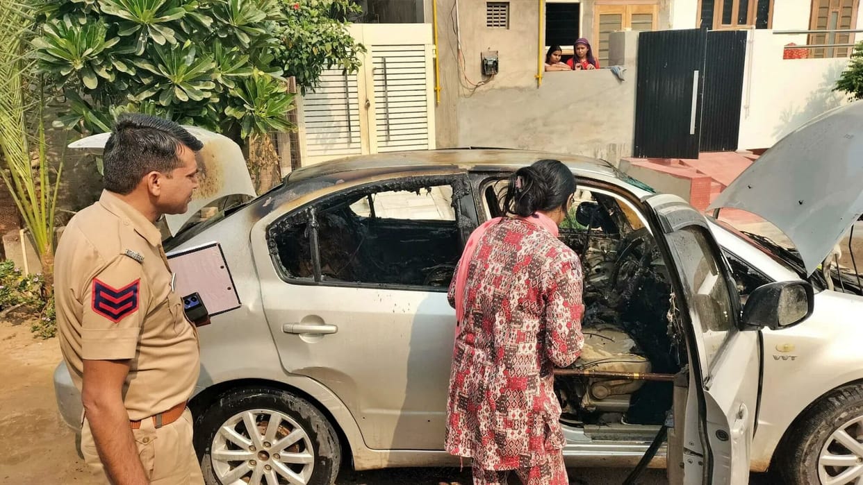 Sriganganagar News: Young man sets car on fire in front of girlfriend's house, dies from burns