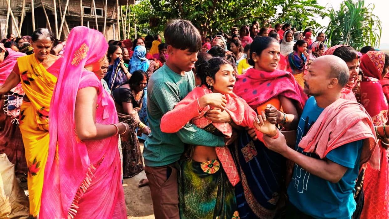 Two truck drivers from Mau died in Darjeeling after eating at dhaba and foaming at mouths