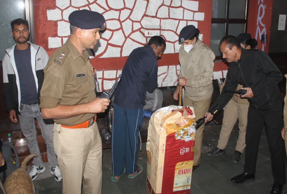 Delhi Red Fort Blast Dehradun Police on High Alert Vehicles and Passengers Checking at many places Photos