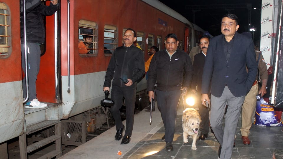 Delhi Red Fort Blast Dehradun Police on High Alert Vehicles and Passengers Checking at many places Photos