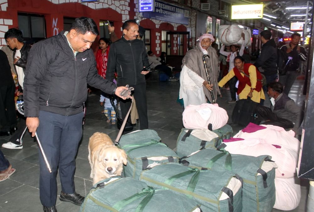 Delhi Red Fort Blast Dehradun Police on High Alert Vehicles and Passengers Checking at many places Photos