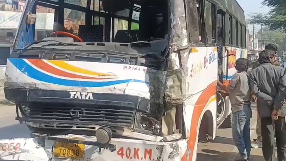 Unnao: Mini bus collides with a roadside tree, seven people including a constable couple injured
