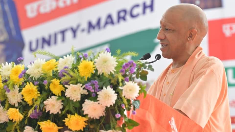 CM Yogi inaugurated the Ekta Yatra in Gorakhpur, cultural programs were also presented.