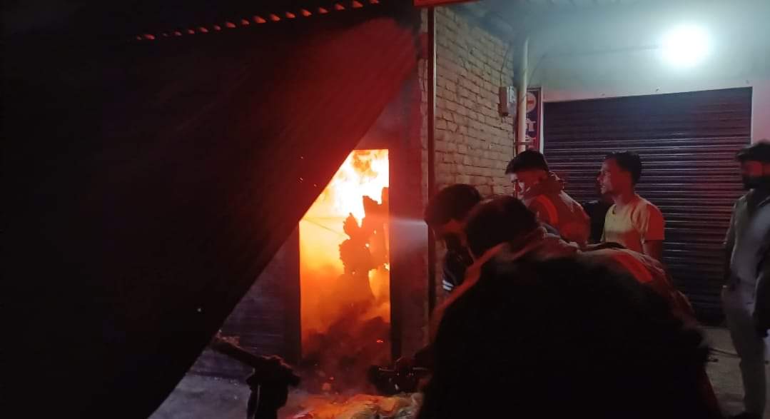 किराना स्टोर में लगी आग।