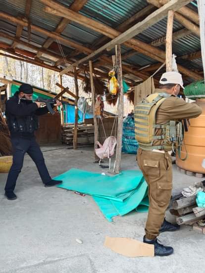 अनंतनाग में जांच करती पुलिस।