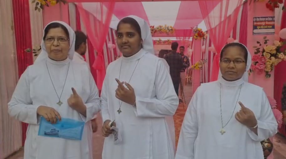 भागलपुर में मतदान के बाद एक चित्र में तीन महिलाएं।