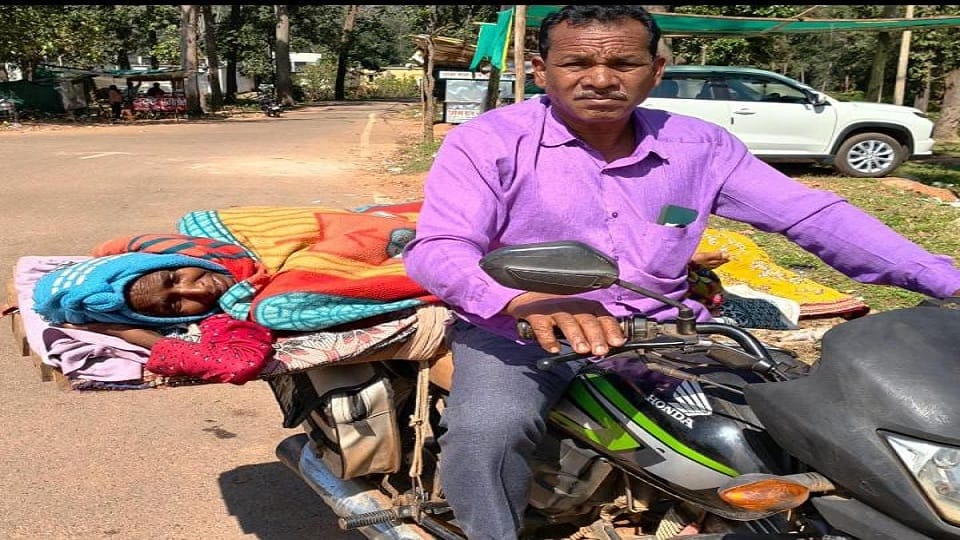 बाइक पर पत्नी को बांधकर भटक रहा पति