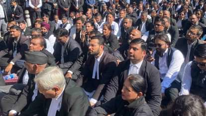 Dehradun Lawyers staged a road blockade Protesting demanding chambers read All Updates in hindi