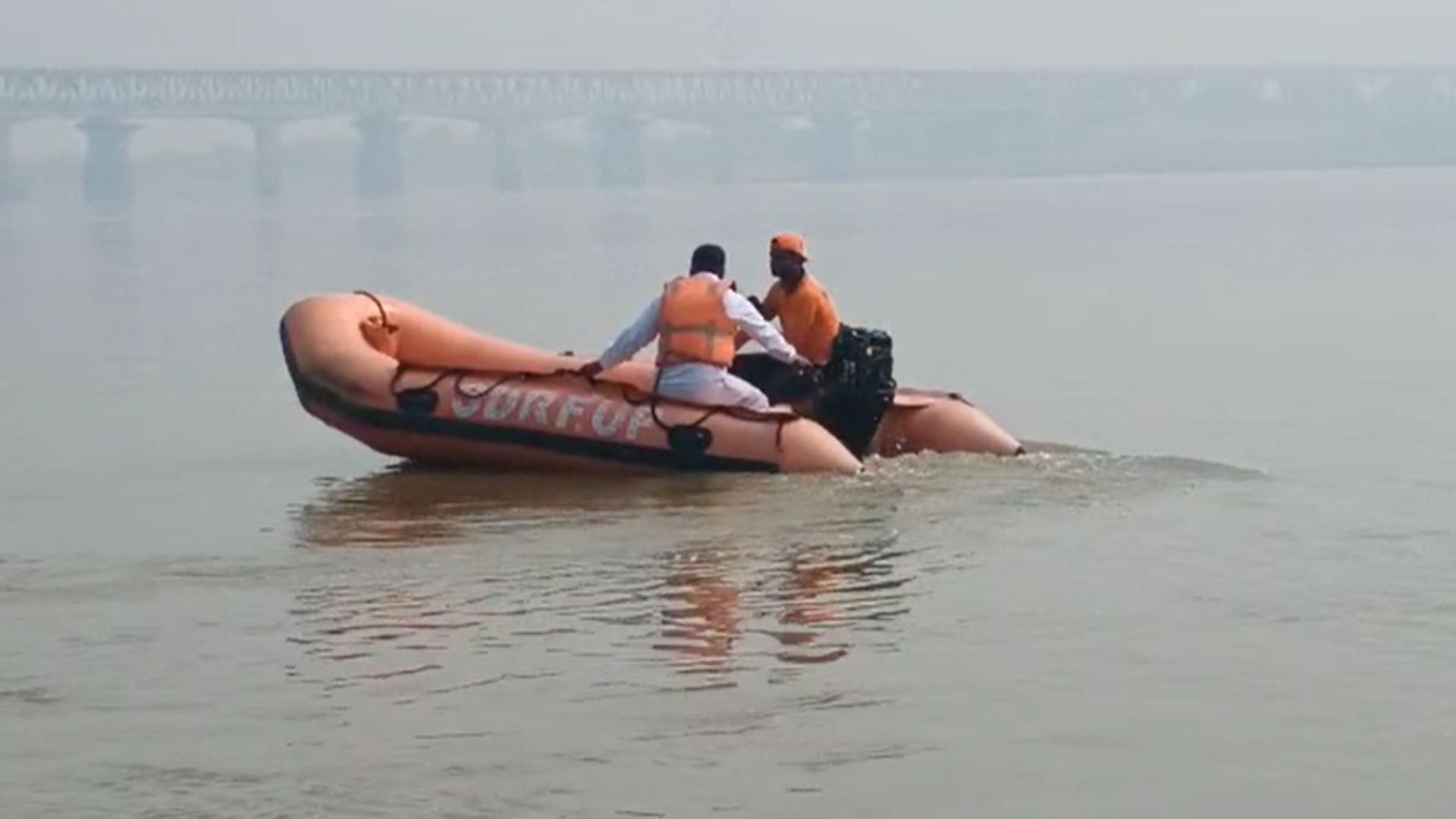 गंगा में डूबे किशोरों की तलाश करती टीम