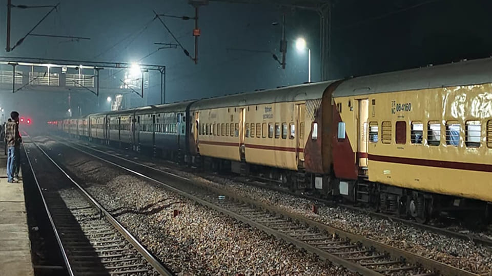 Farrukhabad: Railway track cracked, three trains stranded at the station