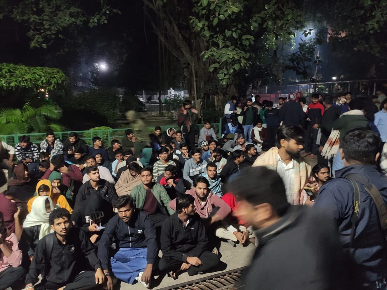 Lucknow University: Students staged a high-voltage drama late at night to free a fellow student from police cu