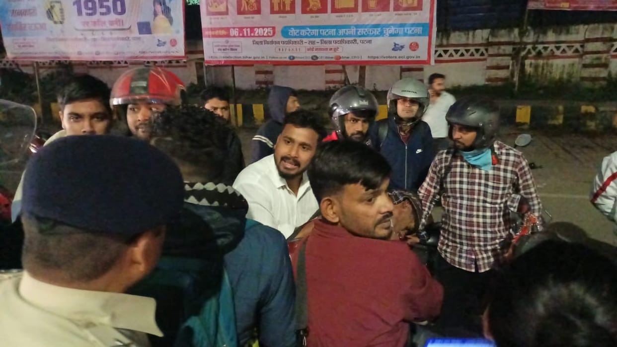 Bihar News: An e-rickshaw hit a man on Bailey Road in Patna; he fell and then collided with a motorcycle.