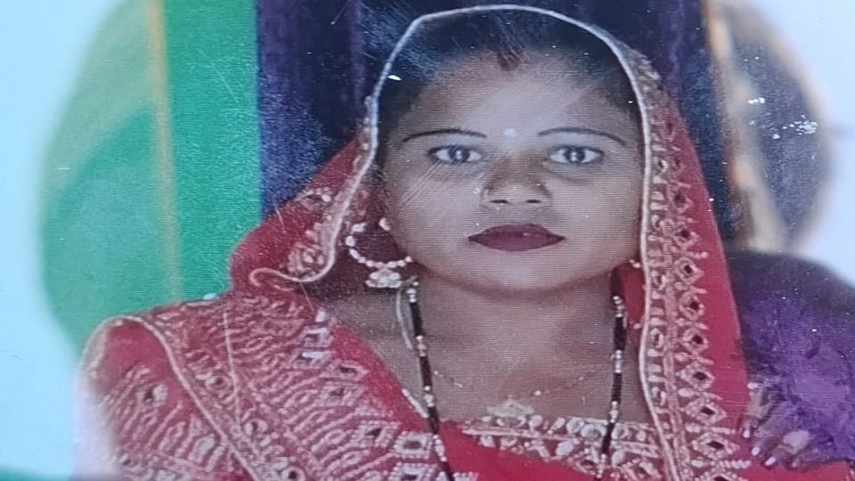 body of a married woman found hanging from a noose in Nagla Parsu of Sahapau