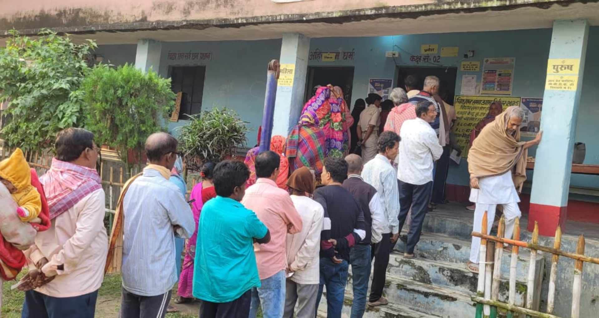 मतदान देते लोग