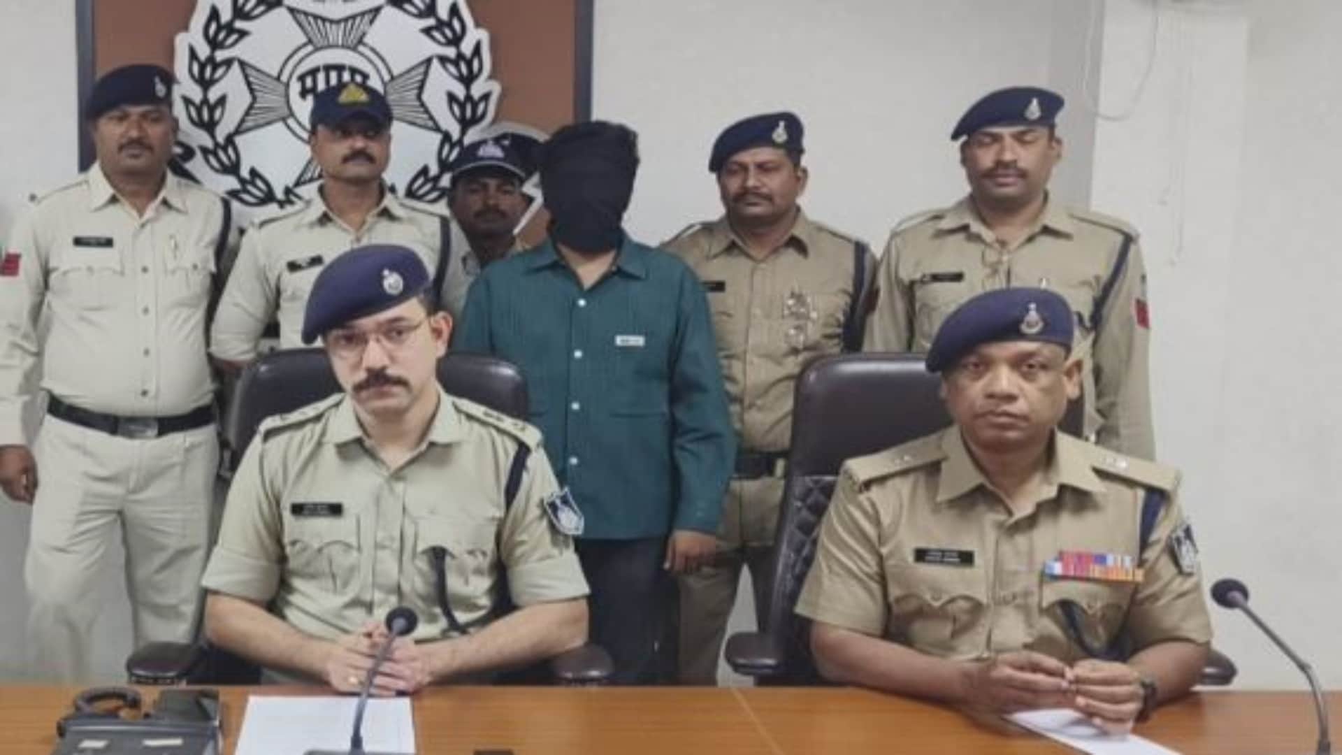 व्यापारी के बेटे ने अपने ही घर में की चोरी