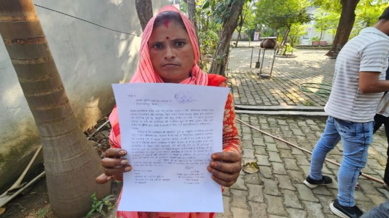 Chhatarpur News: Mother Reaches SP Office Crawling in Search of Missing Minor, Alleges Police Negligence