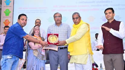 उत्कृष्ट कार्यों के लिए भरतौल की प्रधान को पंचायत राज्यमंत्री ओमप्रकाश राजभर ने सम्मानित किया।