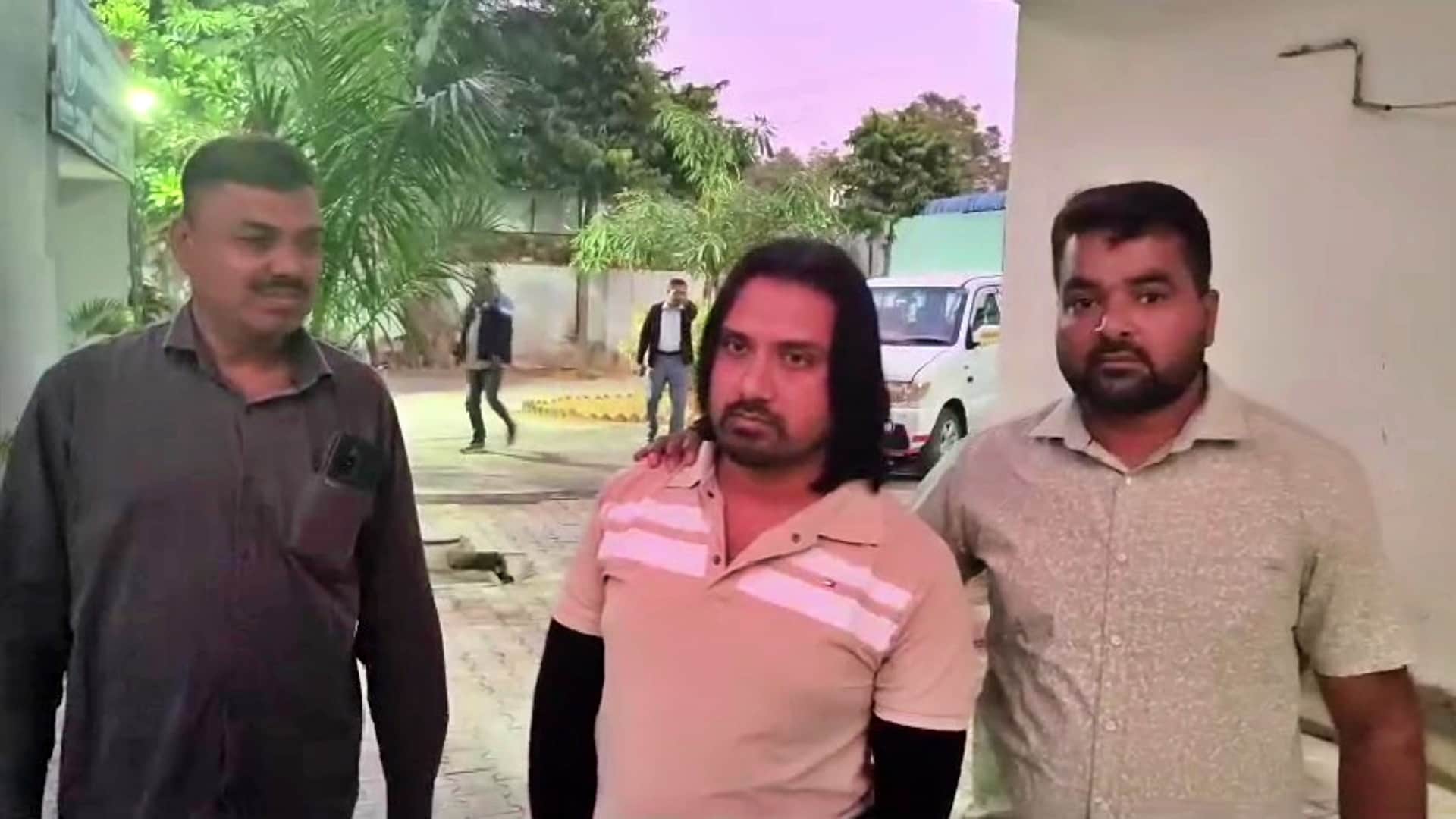 एसीबी की गिरफ्त में स्टोर कीपर दीपक