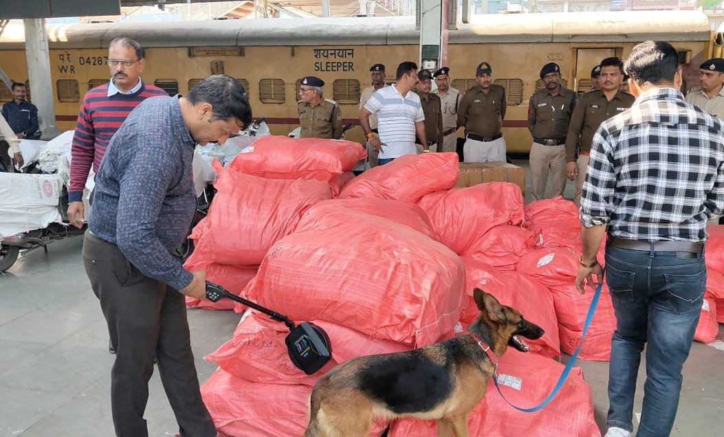Indore: After the Delhi blast, vigilance has been increased in Indore-Mhow, bus and railway stations have been