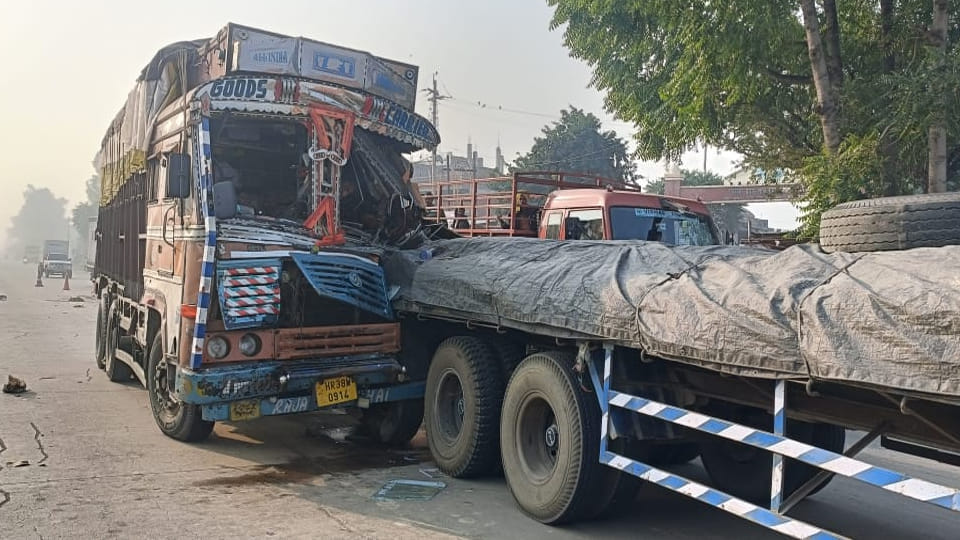 Kanpur: An out-of-control truck rams into a trailer loaded with rebar, injuring the driver