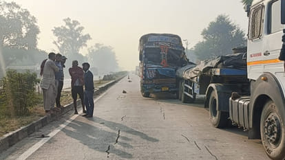 Kanpur: An out-of-control truck rams into a trailer loaded with rebar, injuring the driver