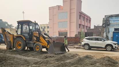 तालाब चौराहा स्थित ओवरब्रिज के नीचे तैयार किया जाता पार्किंग स्थल