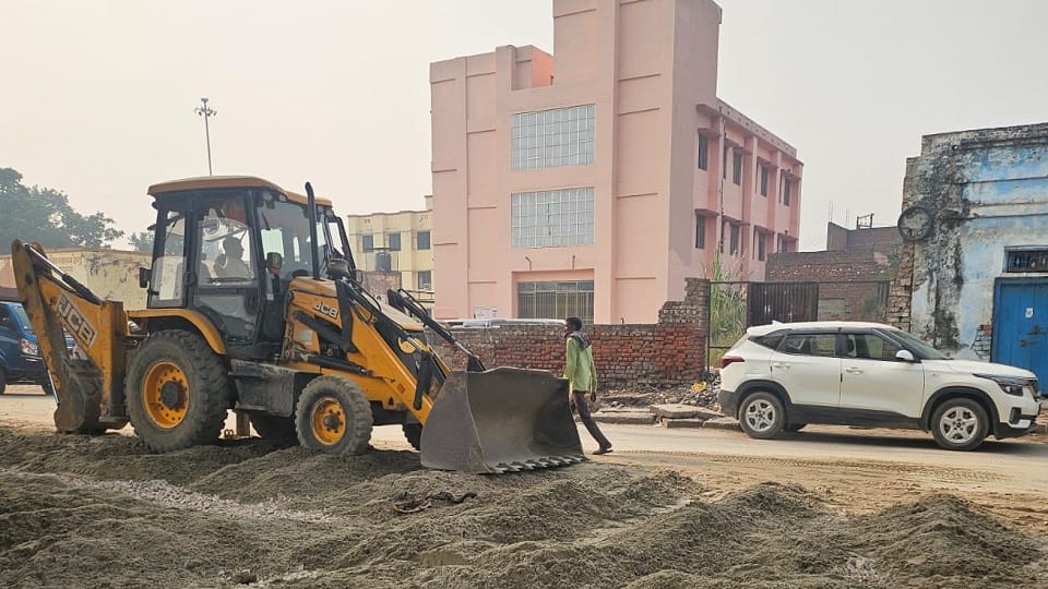 Parking under Hathras Talab Chauraha Over bridge