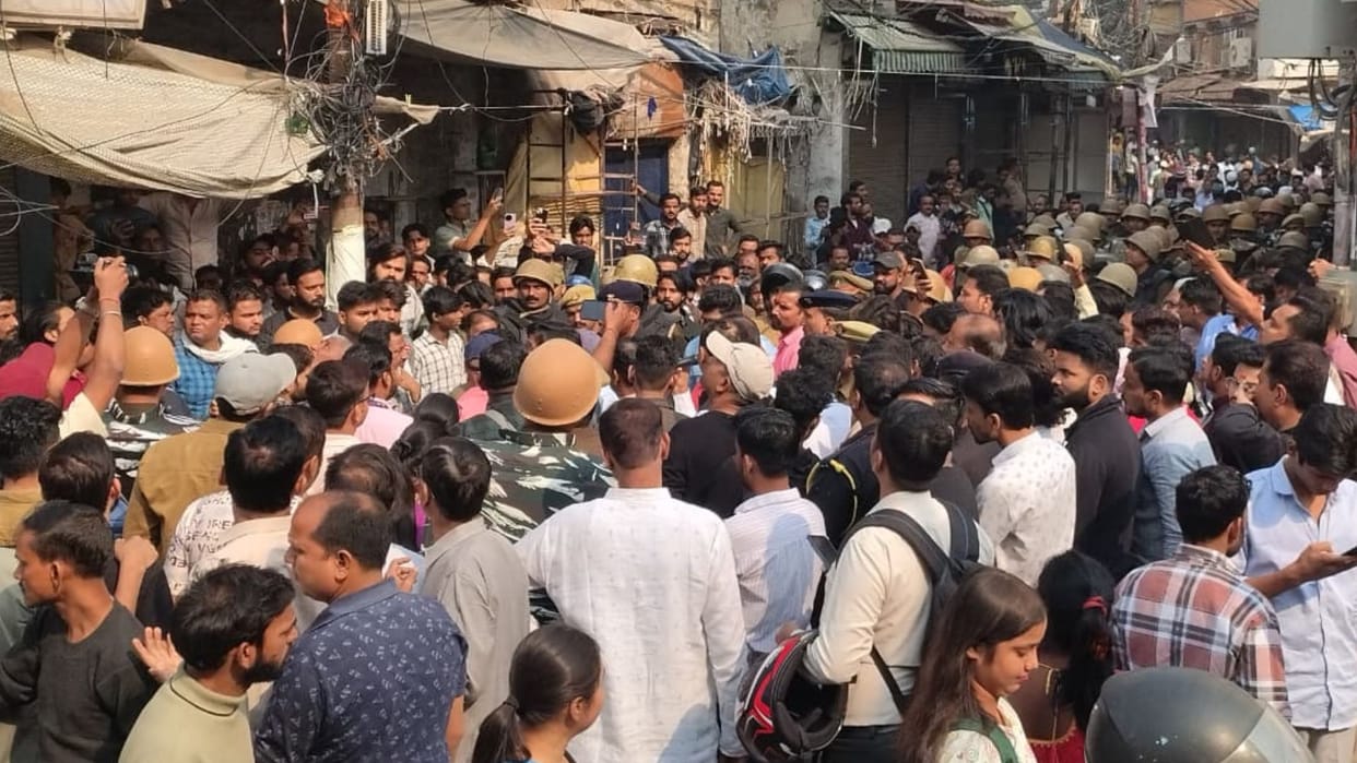 VDA warning without map house demolition red marks put on 8 shops of Kashi Naresh in Dalmandi varanasi