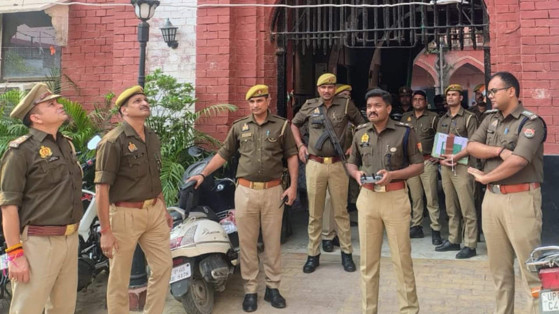 Dal Mandi widening action of Notice pasted on illegal buildings monitoring from drone in Varanasi