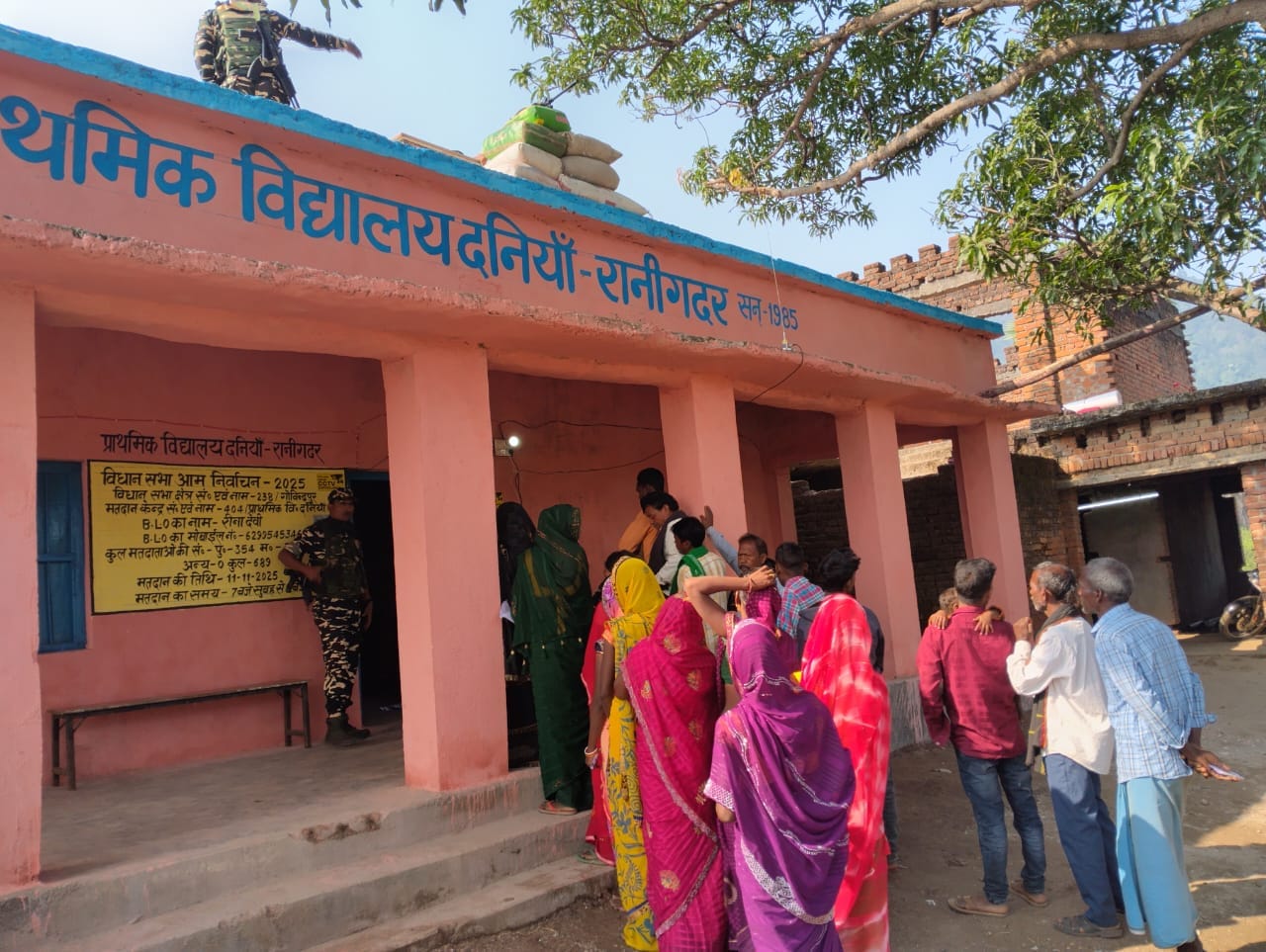दनिया गांव में दस साल बाद मतदान केंद्र पर वोट करने की लगी कतार।
