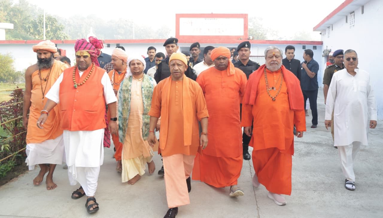 UP News: CM Yogi performed aarti at Maa Pateshwari in Balrampur.