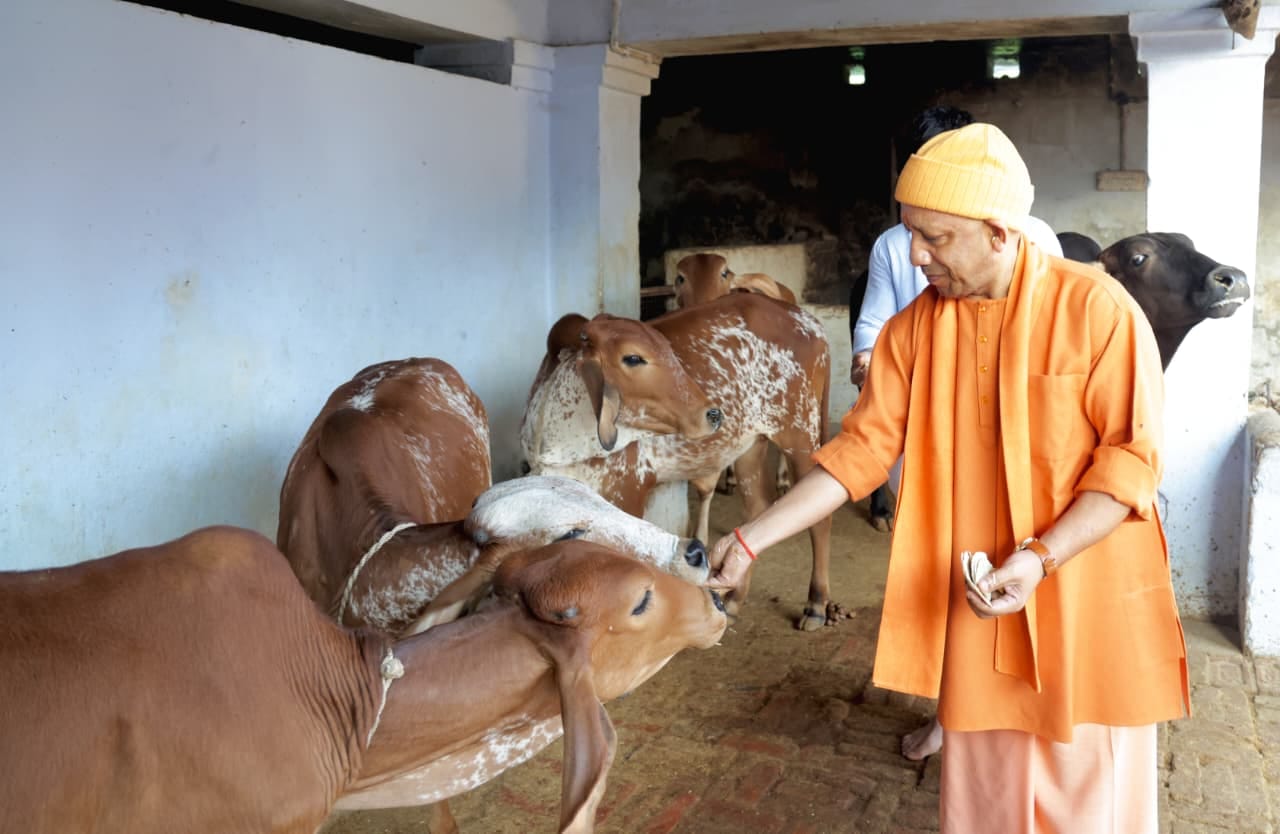 UP News: CM Yogi performed aarti at Maa Pateshwari in Balrampur.