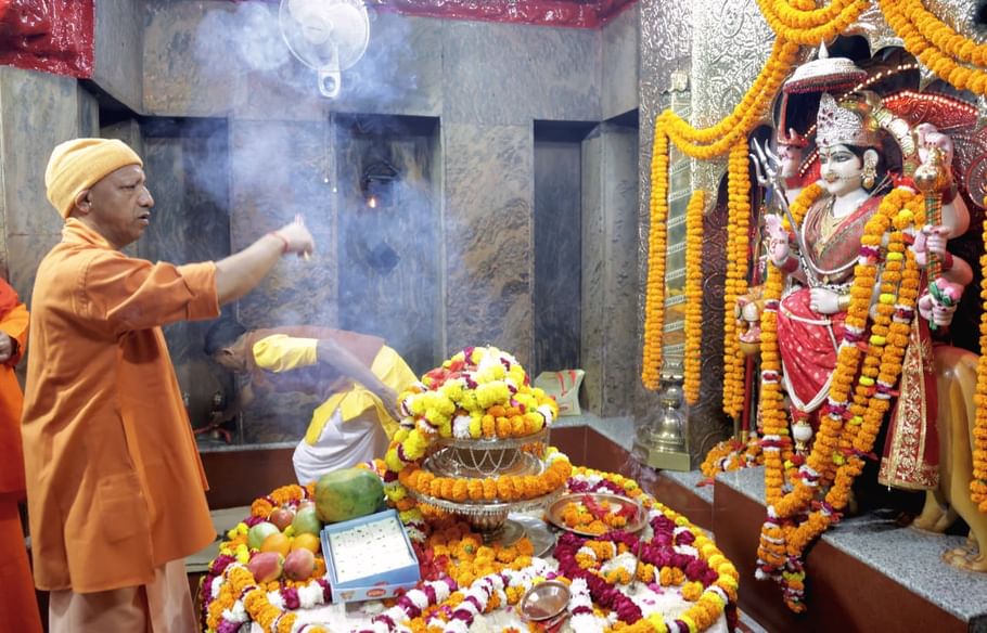 UP News: CM Yogi performed aarti at Maa Pateshwari in Balrampur.