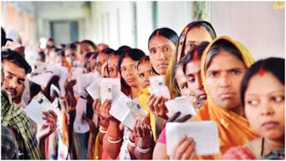 दूसरे चरण के चुनाव में जहानाबाद के एक बूथ पर मतदाताओं की कतारें।