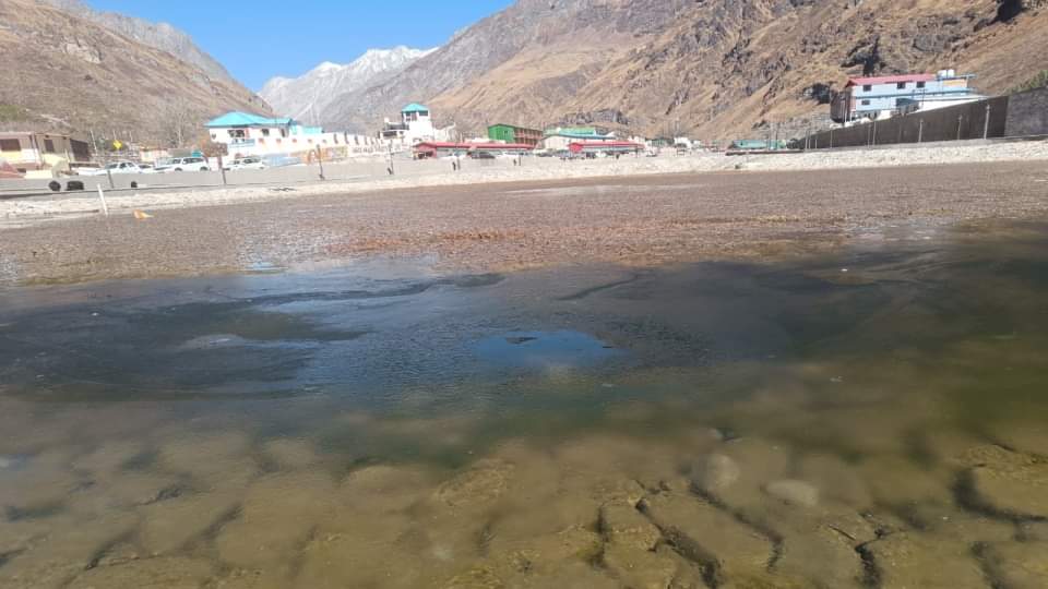 Uttarakhand weather Temperature dipped in Badrinath Dham Rishiganga and Badrish Lake also freezing