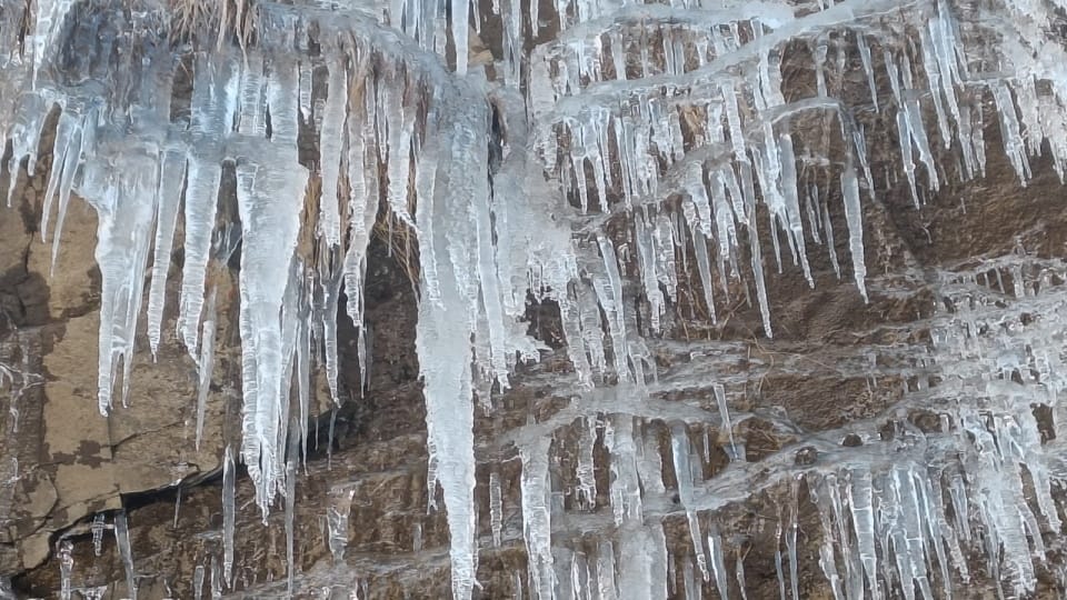 Uttarakhand weather Temperature dipped in Badrinath Dham Rishiganga and Badrish Lake also freezing