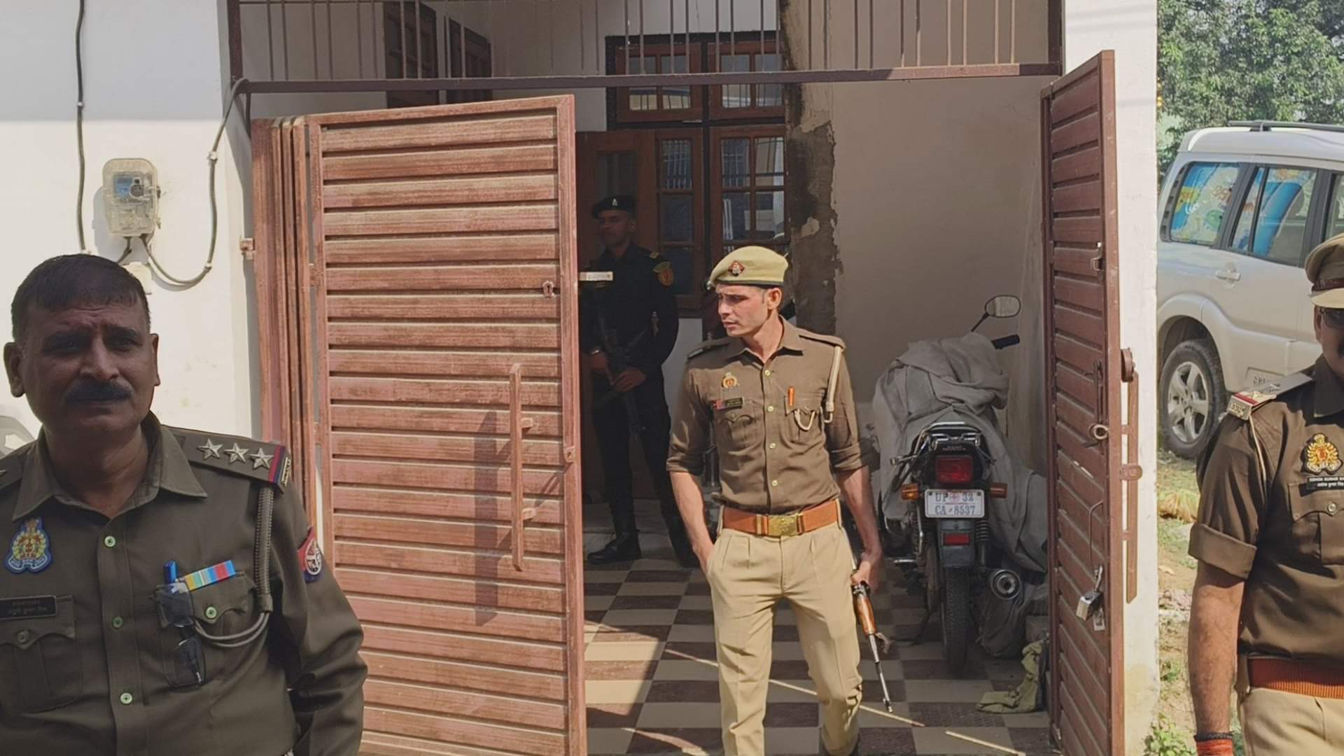 ATS and police teams investigate house of Dr Parvez Ansari in Madiyaon Lucknow.
