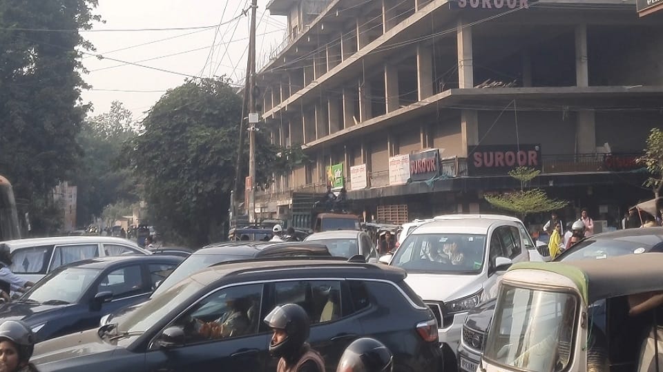 Traffic Chaos on MG Road: Metro Barricades and E-Rickshaws Turn Agra Into a Two-Hour Gridlock
