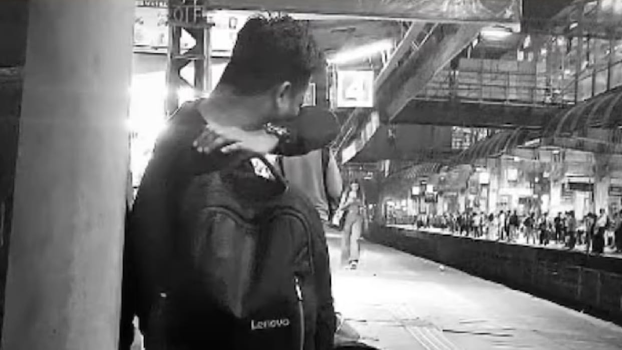 emotional post man crying lonely at borivali railway station in mumbai goes viral