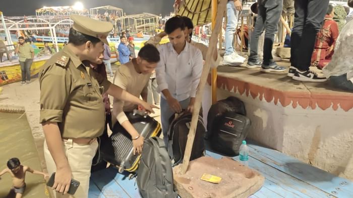 Delhi Blast: वाराणसी एयरपोर्ट पर पांच स्तरीय सुरक्षा, काशी विश्वनाथ, संकट मोचन मंदिर, स्टेशन पर रोज जैसा हाल Delhi Blast high alert in varanasi security at airport Kashi Vishwanath Sankat Mochan Temple same condition