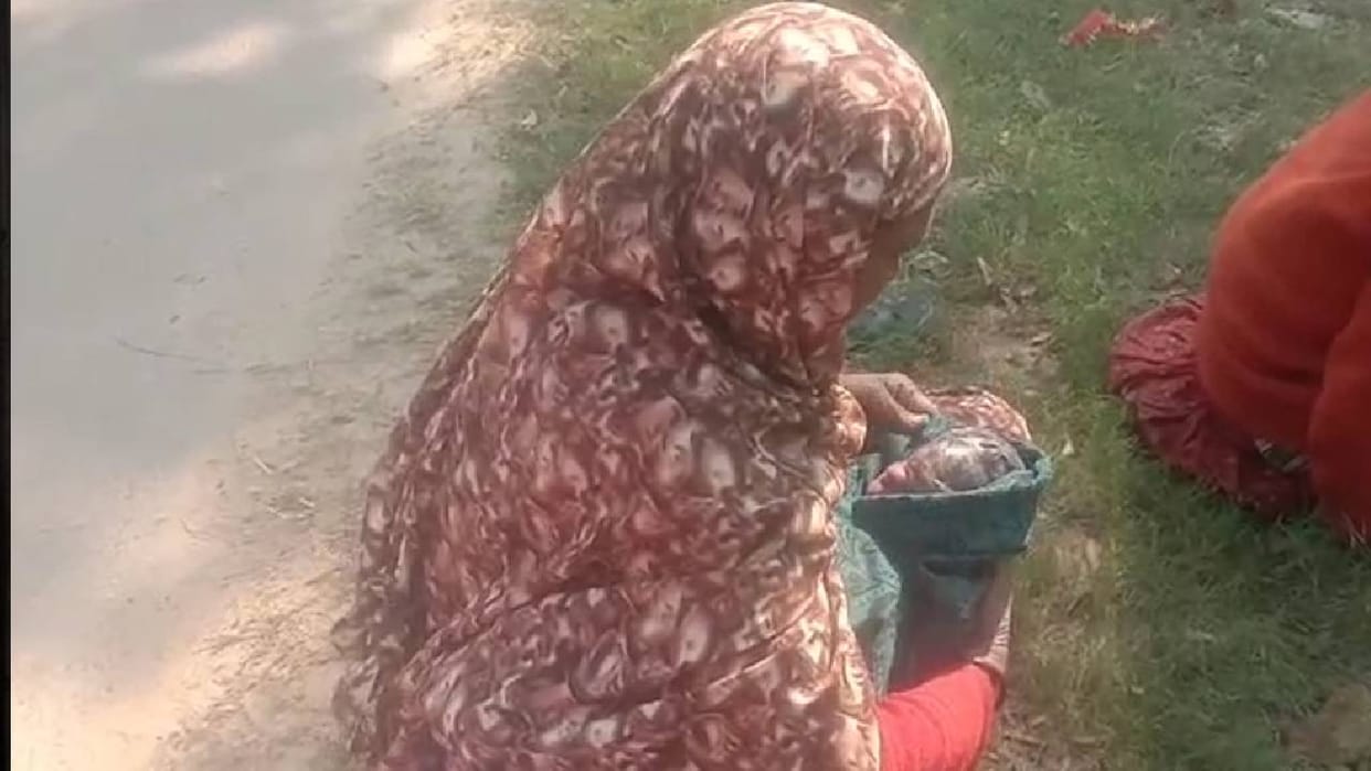UP : No ambulance call received...family takes pregnant woman in auto; delivery on highway