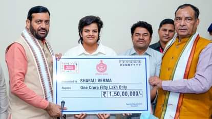 Haryana CM Nayab Saini handed over cheque of Rs 1.5 crore to Shefali Verma