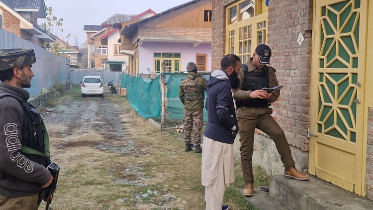 Raids In Kulgam, Shopian And Sopore; Police Detain Another Doctor – Amar Ujala Hindi News Live